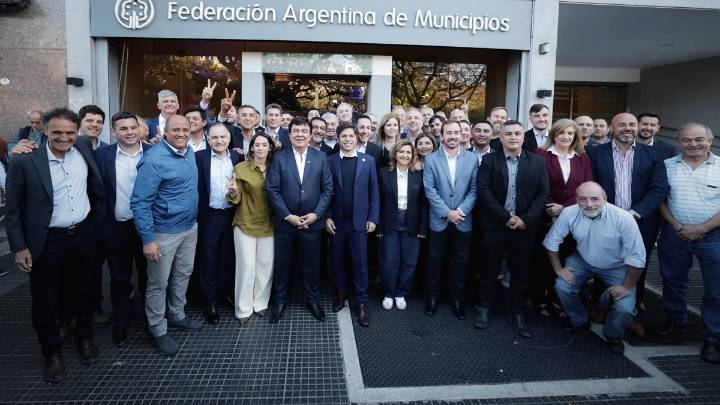 Intendentes exigen un cambio de rumbo económico y social