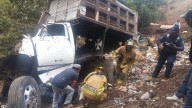 Camión de volteo cae a barranco de 40 metros en Chimalhuacán