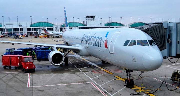 American Airlines reporta ingresos récord pese a pérdida trimestral