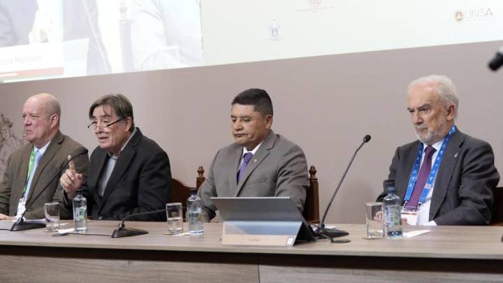 García Montero a Muñoz Machado: “Yo sí puedo hablar como experto porque soy filólogo”