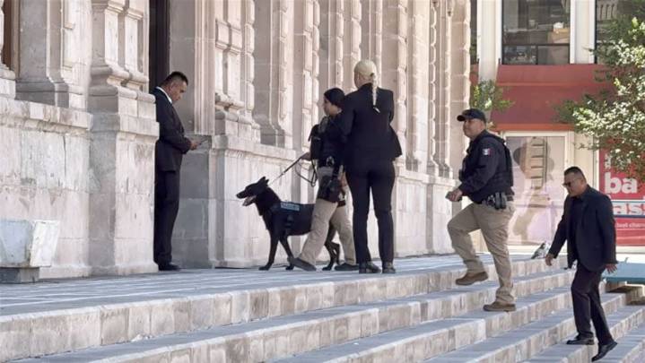 Evacúan Palacio de Gobierno por amenaza de bomba