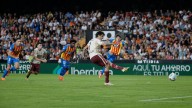 El Villarreal gana en Mestalla en un duelo marcado por el homenaje a los fallecidos por la DANA en la semana del aniversario
