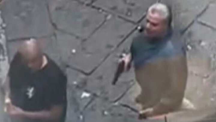 Batalla de ultras en Nápoles: un policía tuvo que desenfundar su arma ante la violencia extrema