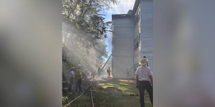 Firefighter injured, multiple units damaged in apartment complex fire in Franklin