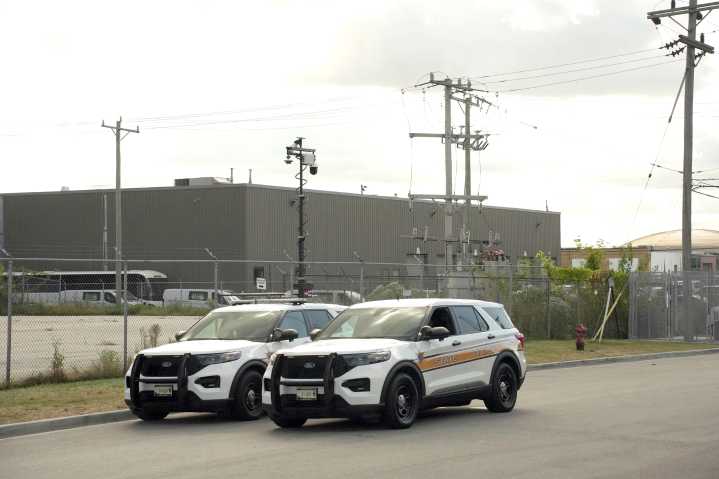 Detenciones de inmigrantes del Gobierno Trump llenan el bolsillo de empresas de cárceles