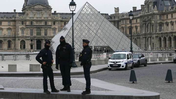 Roban joyas "de valor inestimable" en el Louvre: Usaron una grúa y se demoraron 7 minutos
