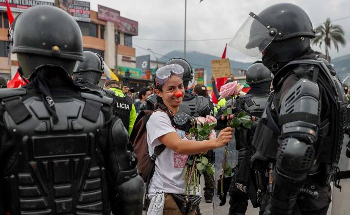 Manifestantes chocan con la policía en medio de un paro indígena en Ecuador