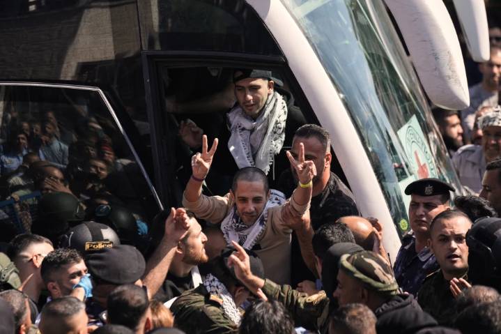 Intercambian prisioneros palestinos y rehenes israelíes