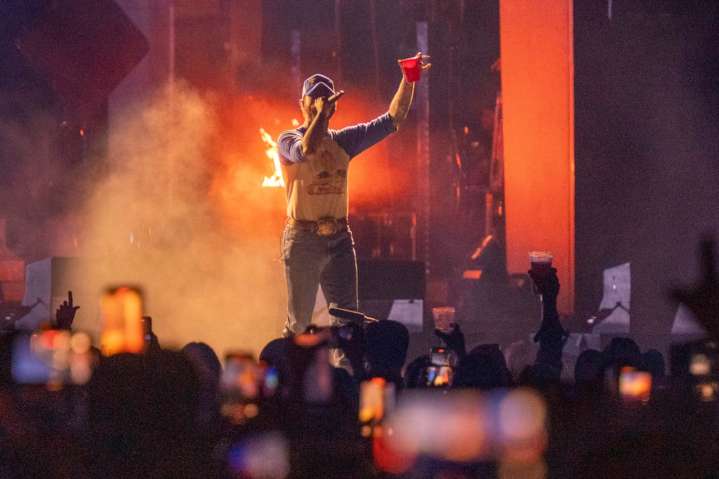 Country music star paid multiple tabs, left huge tip at bar during Cowboys game