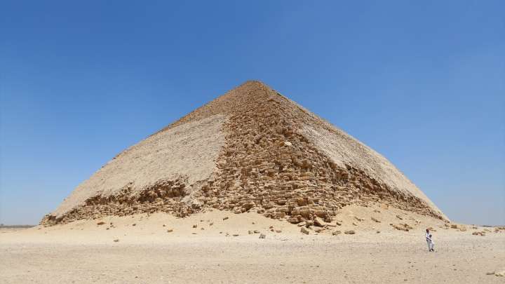Rescatan a una turista española atrapada bajo 80 metros en una pirámide de Egipto