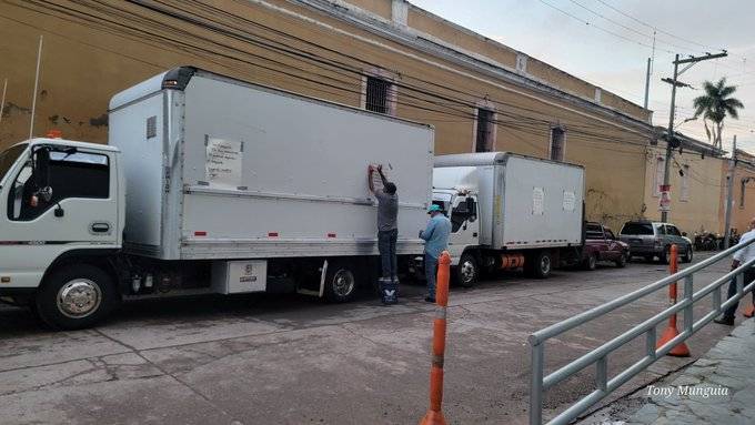 Transportistas protestan frente al CNE exigiendo pago por servicios prestados en las elecciones primarias