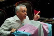 La remera "Narco Airlines" con la que Paulón volvió a incomodar a Espert