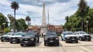 El Gobierno hizo una exhibición de patrulleros en Plaza de Mayo y los estacionó sobre los pañuelos de las Madres