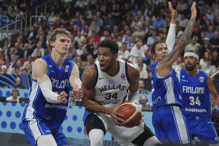 Giannis Antetokounmpo returns to Milwaukee Bucks practice after COVID