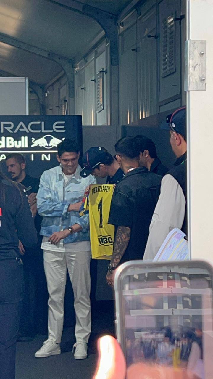 Jugadores del América sorprenden a Max Verstappen con un regalo muy especial