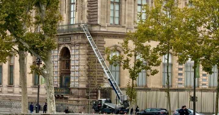 Masked thieves steal 'priceless' jewels from the Louvre museum