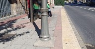¿Sabe usted que en la parada de bus de Curros Enríquez hay una farola con un saliente peligroso?