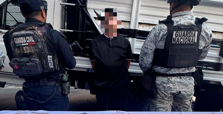 Detienen a hombre con huachicol y arma en Huandacareo, Michoacán