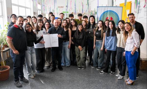 Sastre visitó a las alumnas de la Escuela N° 741 que participarán de la Feria de Educación