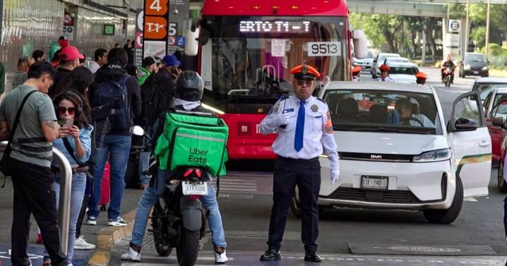 La SICT contradice a Uber y lo dice claro: apps de taxis no tienen autorización para operar en aeropuertos