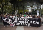 Un centenar de personas reclama en Donostia «más financiación» para investigar el cáncer de mama