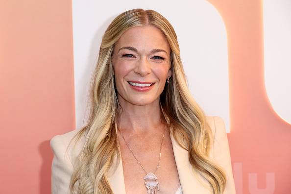 LeAnn Rimes explains black eye to fans