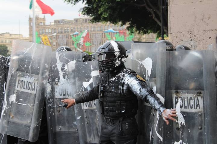 Lesionan a 95 policías en la marcha del 2 de octubre