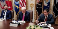 Presidente Trump anunció que sobrevivientes del bombardeo de narcosubmarino serán repatriados a Colombia y Ecuador