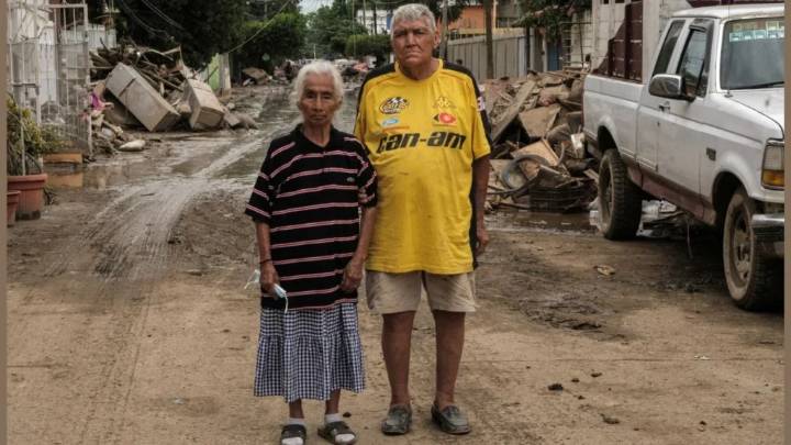 Con abrazo, abuelos se salvan de inundación en Veracruz