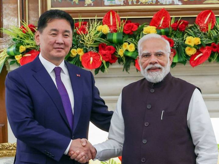 ​​​​​​​Mongolian President meets PM Modi:Agreement reached on oil refinery worth Rs 15 thousand crores; India to send holy Buddhist relics to Mongolia