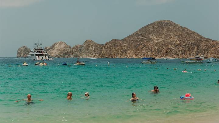 Narco-banners target Americans in popular Mexico resort destination