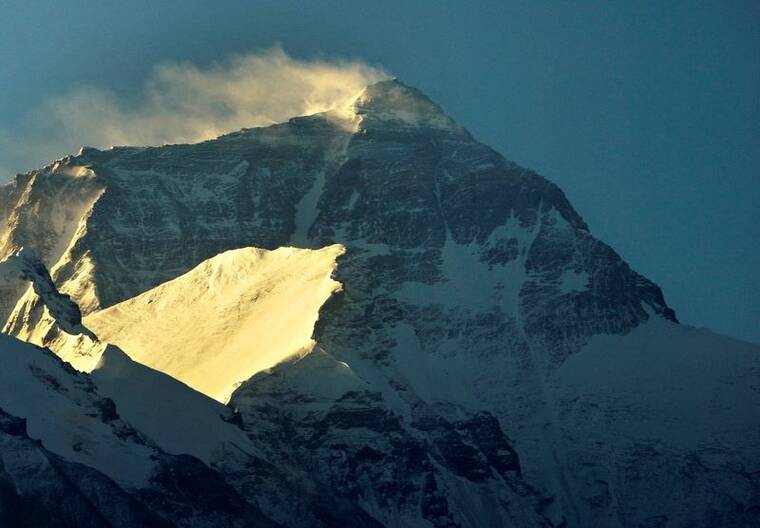 Almost 1,000 trapped on Tibetan side of Mount Everest by blizzard