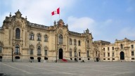 La inversión pública y privada podría ralentizarse temporalmente tras vacancia de Dina Boluarte, advierte Renta4
