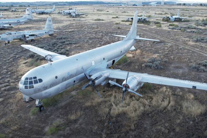 Algunos aviones antiguos acaban en museos. Estos se subastan desde 25 dólares por un alquiler impago
