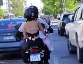 "Baja percepción del riesgo". Una pareja viajó en moto con su bebé colgando en plena avenida