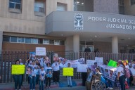 Se suspende audiencia en caso de abuela y nieta atropelladas; familia exige justicia