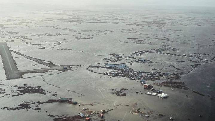 Alaska works to rescue storm victims by helicopter and plane in historic airlift