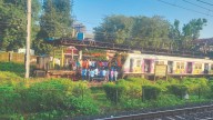 Dombivli station witnesses unique display of devotion
