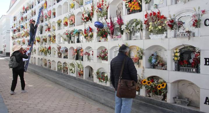 Huancayo: Diresa recomienda no ingerir alimentos en cementerios para evitar enfermedades