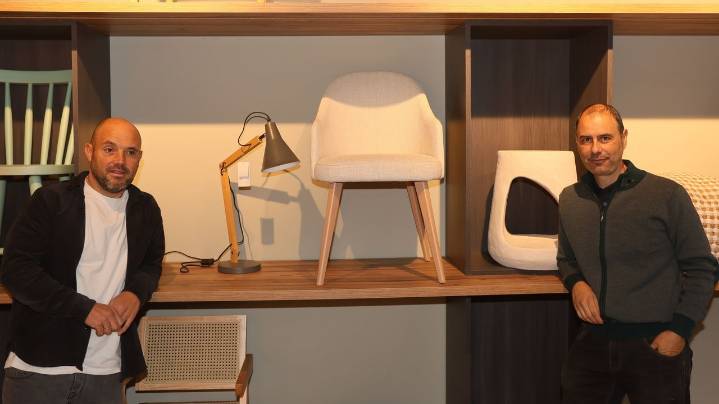 Una mueblería de Viveiro de 54 años: «Antes vendíanse sillas e mesas para as festas de Covas e Celeiro, e agora somiéres e colchóns novos para o Resu»