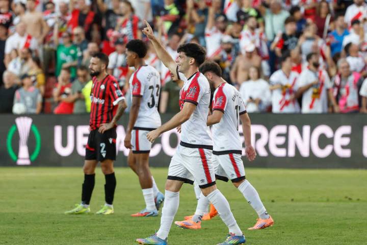 El Rayo celebra su vuelta a Europa con una plácida victoria