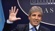 Caputo descartó una dolarización Tras su viaje a Washington, el ministro de Economía confirmó la continuidad del esquema de bandas cambiarias y destacó el respaldo de la administración de Donald Trump
