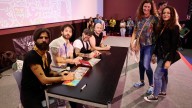 Colas, abrazos y firmas en el nuevo disco de Viva Suecia