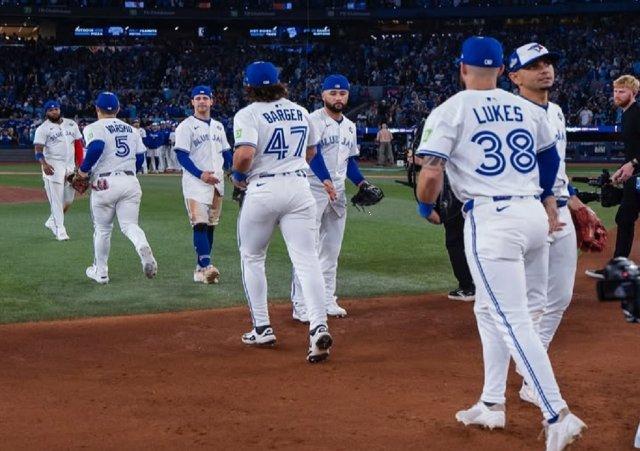 Andrés Giménez celebró primer triunfo en la Serie Mundial de Grandes Ligas