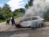 Voraz incendio consume por completo un automóvil en la vía Euán