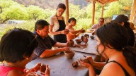 Taller de cerámica en Pueblo Perdido: el arte de moldear el legado histórico"