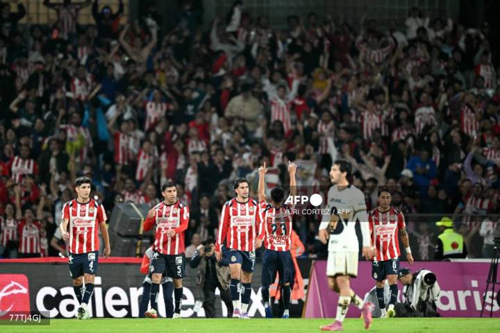 Chivas vencen con apuro a Pumas; siguen a la alza