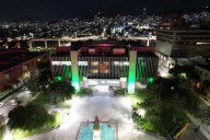 Iluminan de verde palacio municipal como muestra de inclusión