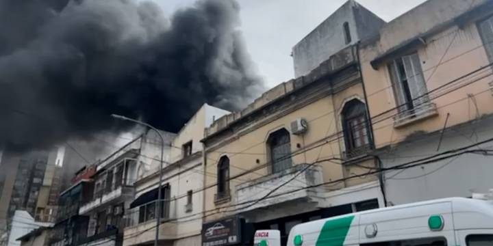 Parque Patricios: evacuaron dos escuelas y un edificio por el incendio de un taller mecánico