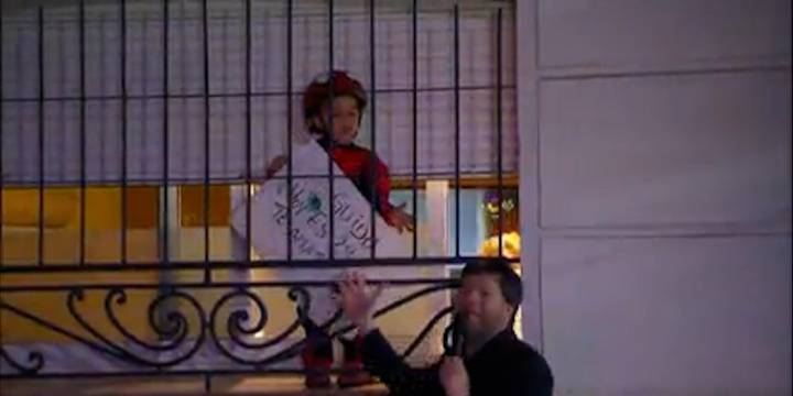 Guido Kaczka fue sorprendido en vivo con un insólito regalo en la calle y una ventana le impidió recibirlo